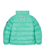 Isolation matelassée haute densité : Conçue pour une chaleur optimale et une silhouette bouffante audacieuse. Coloris bleu sarcelle vibrant : Une teinte unique et captivante qui rehausse toutes vos tenues d'hiver. Protection optimale contre les intempéries : Enveloppe extérieure coupe-vent avec col montant protecteur.