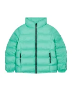 Isolation matelassée haute densité : Conçue pour une chaleur optimale et une silhouette bouffante audacieuse. Coloris bleu sarcelle vibrant : Une teinte unique et captivante qui rehausse toutes vos tenues d'hiver. Protection optimale contre les intempéries : Enveloppe extérieure coupe-vent avec col montant protecteur.