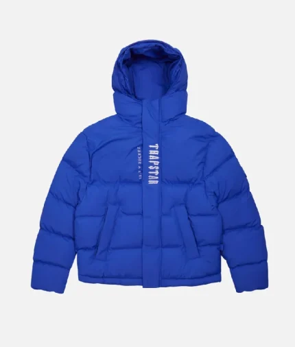 Coloris bleu cobalt saisissant : Une teinte vibrante et percutante, emblématique du style streetwear moderne. Signature Decoded : Logo Trapstar vertical sur le rabat anti-tempête central pour une touche d'authenticité. Protection contre les intempéries : Capuche protectrice, col montant et poches zippées sécurisées.