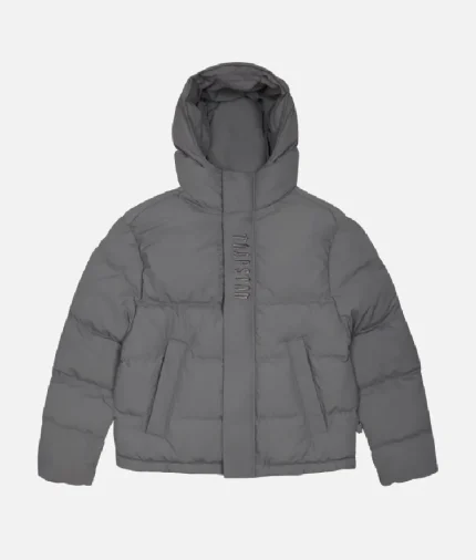 Conception imperméable : Fabriquée en polyester haut de gamme résistant à l'eau pour vous protéger du vent et de la pluie. Détails distinctifs : Logo brodé audacieux au dos et sur la patte de boutonnage, avec un « T » en relief sur la capuche.