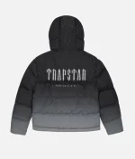 Isolation Thermique Premium : Rembourrage haute densité pour une chaleur maximale. • Protection Intégrale : Capuche ajustable et col haut contre le vent et le froid. • Design Decoded Signature : Logo Trapstar distinctif pour un style authentique. • Coupe Streetwear Moderne : Silhouette volumineuse et structurée pour un look actuel. • Produit Officiel Trapstar : Expédition rapide et garantie de qualité supérieure.