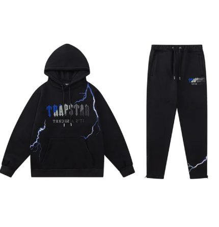 Ensemble sweat à capuche et pantalon de jogging assortis : un look streetwear harmonieux et dynamique.