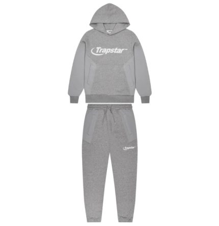 Ensemble sweat à capuche et jogging assortis : un ensemble parfaitement coordonné et épuré.